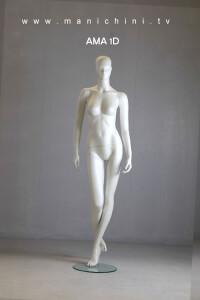 mannequin-woman-loves-001